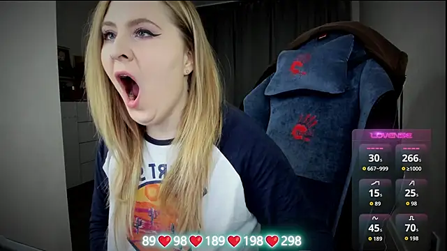 Snapshot of Olivia_Munk chatting on 11/19/25, 04:23 Olivia Munk online show from 11/19/25, 04:23