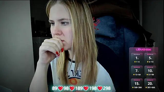 Snapshot of Olivia_Munk chatting on 11/22/25, 04:00 Olivia Munk online show from 11/22/25, 04:00