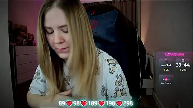 Snapshot of Olivia_Munk chatting on 12/17/25, 04:06 Olivia Munk online show from 12/17/25, 04:06