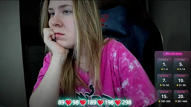 Snapshot of Olivia_Munk chatting on 12/14/25, 03:46 Olivia Munk online show from 12/14/25, 03:46