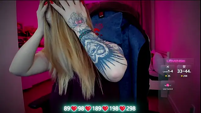 Snapshot of Olivia_Munk chatting on 11/11/25, 04:51 Olivia Munk online show from 11/11/25, 04:51