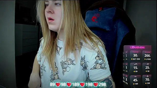 Snapshot of Olivia_Munk chatting on 11/16/25, 04:50 Olivia Munk online show from 11/16/25, 04:50