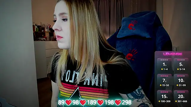 Snapshot of Olivia_Munk chatting on 10/22/25, 04:56 Olivia Munk online show from 10/22/25, 04:56