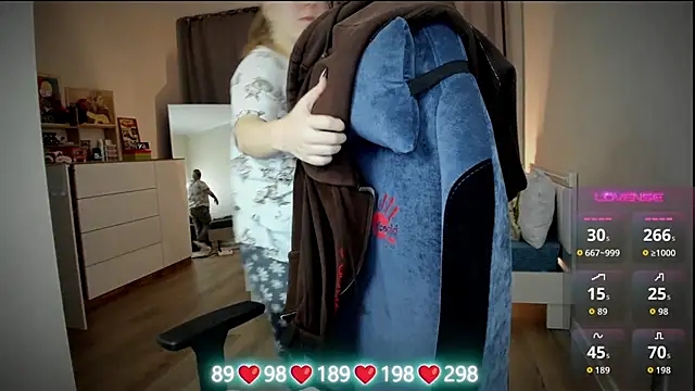 Snapshot of Olivia_Munk chatting on 12/16/25, 03:44 Olivia Munk online show from 12/16/25, 03:44