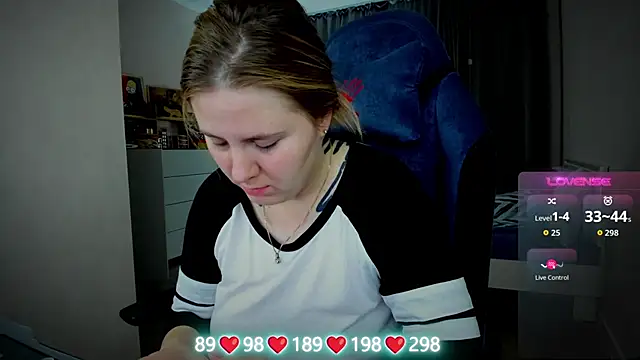 Snapshot of Olivia_Munk chatting on 10/31/25, 03:58 Olivia Munk online show from 10/31/25, 03:58