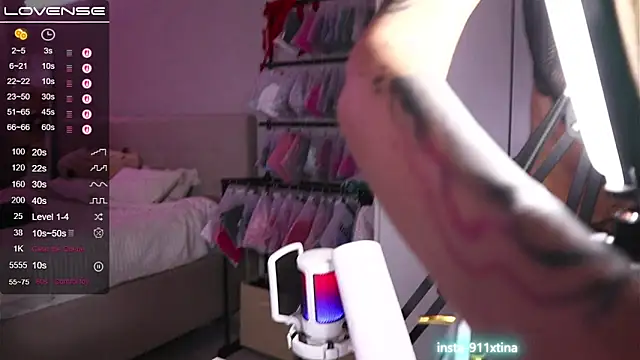 Break-me-Shake-me online show from 10/25/25, 04:33