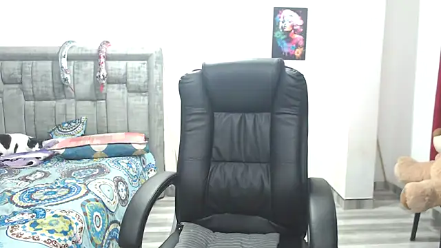 LAURA CRAIZY online show from 11/23/25, 02:54