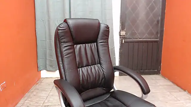 Snapshot of LAURA_CRAIZY chatting on 02/14/25, 01:34 LAURA CRAIZY online show from 02/14/25, 01:34