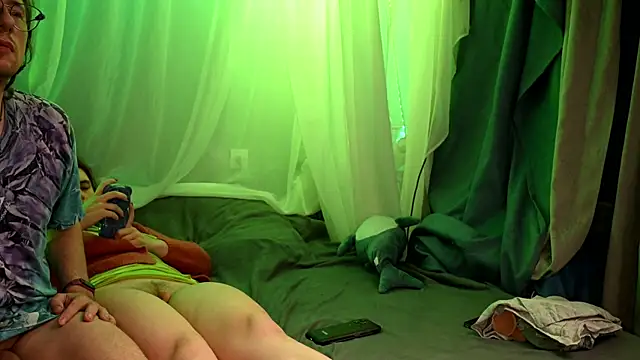 Claudia and elon  online show from 09/29/25, 12:17