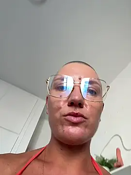 Snapshot of PaulinaSchubert1 chatting on 06/21/26, 01:17 PaulinaSchubert1 online show from 06/21/26, 01:17