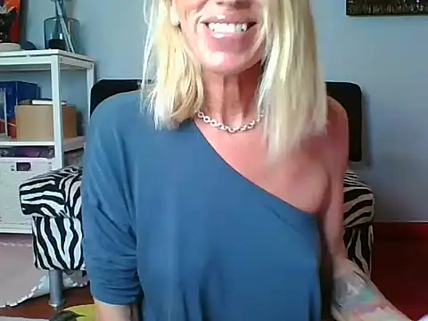 Snapshot of Weloveblue chatting on 09/22/25, 09:48 Weloveblue online show from 09/22/25, 09:48