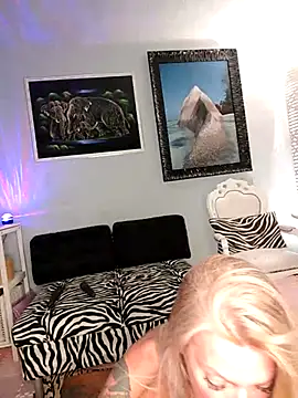 Snapshot of Weloveblue chatting on 03/03/25, 12:17 Weloveblue online show from 03/03/25, 12:17