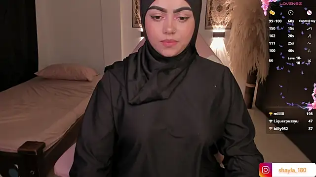 Snapshot of shayla_18 chatting on 03/08/25, 12:33 shayla 18 online show from 03/08/25, 12:33