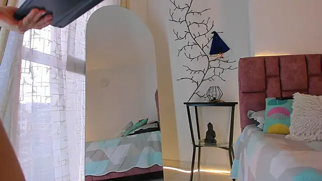 Snapshot of SunnyLeonz chatting on 12/22/25, 10:43 SunnyLeonz online show from 12/22/25, 10:43