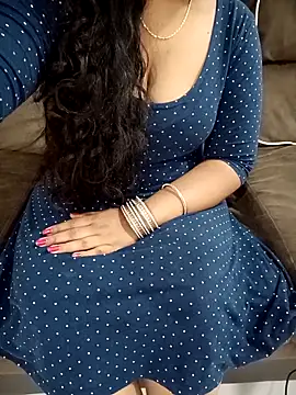 Mounika25 online show from 11/18/25, 11:57