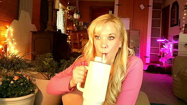 Snapshot of lyra_rose chatting on 06/14/26, 02:29 lyra rose online show from 06/14/26, 02:29