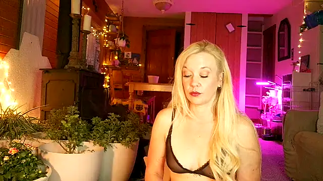 Snapshot of lyra_rose chatting on 06/14/26, 02:24 lyra rose online show from 06/14/26, 02:24