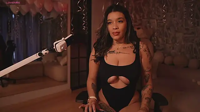 HannahW  online show from 10/24/25, 09:58