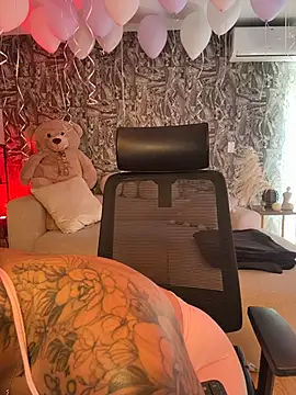 HannahW  online show from 10/27/25, 08:54