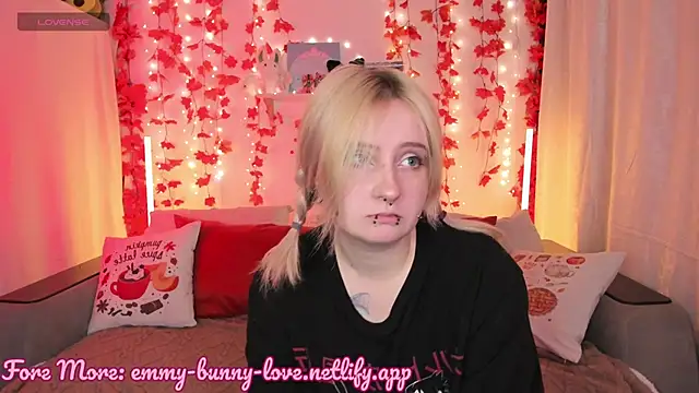 Snapshot of EmmyBunny chatting on 09/19/25, 03:38 EmmyBunny online show from 09/19/25, 03:38