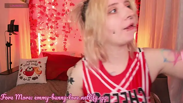 Snapshot of EmmyBunny chatting on 09/20/25, 04:23 EmmyBunny online show from 09/20/25, 04:23