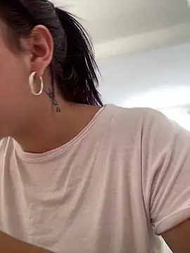 Alicia Ruiz online show from 12/17/25, 06:13