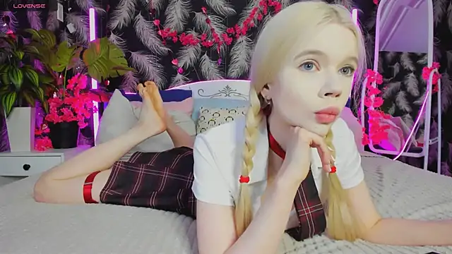 Lollita Lewis online show from 12/15/25, 08:36