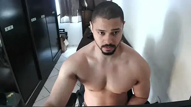 Snapshot of Brian_Aries chatting on 09/30/25, 04:46 Brian Aries online show from 09/30/25, 04:46