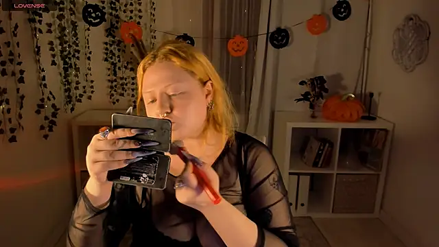 Snapshot of bitchofsun_ chatting on 10/26/25, 04:51 bitchofsun online show from 10/26/25, 04:51