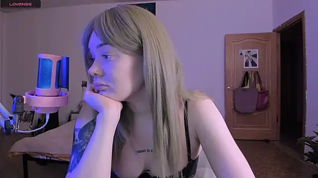 cyber whore  online show from 11/13/25, 05:39