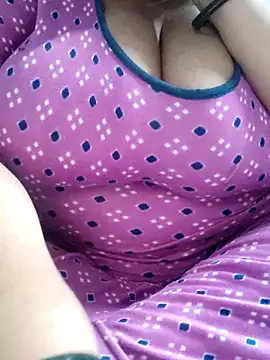 Snapshot of Seema_99 chatting on 10/21/25, 11:31 Seema 99 online show from 10/21/25, 11:31