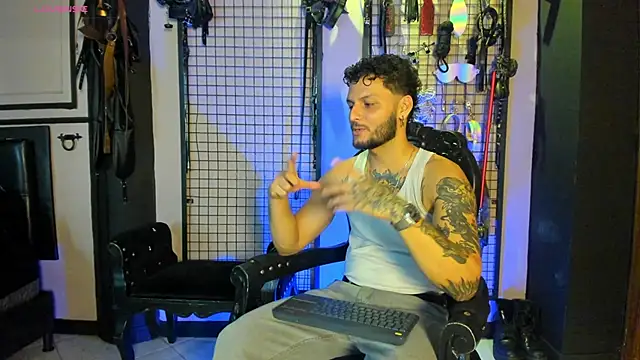 Snapshot of Twisted_Fantasy chatting on 11/08/25, 05:22 Twisted Fantasy online show from 11/08/25, 05:22