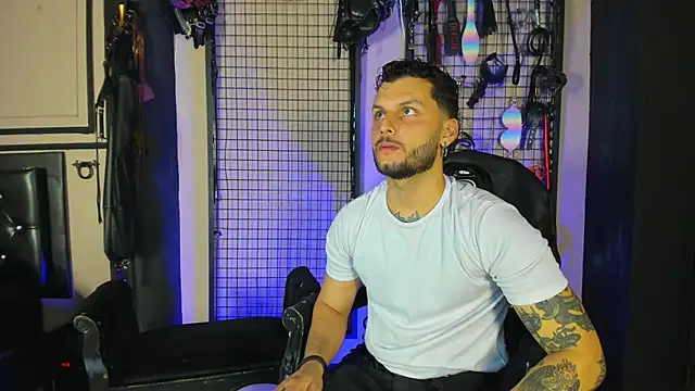 Snapshot of Twisted_Fantasy chatting on 11/17/25, 04:38 Twisted Fantasy online show from 11/17/25, 04:38