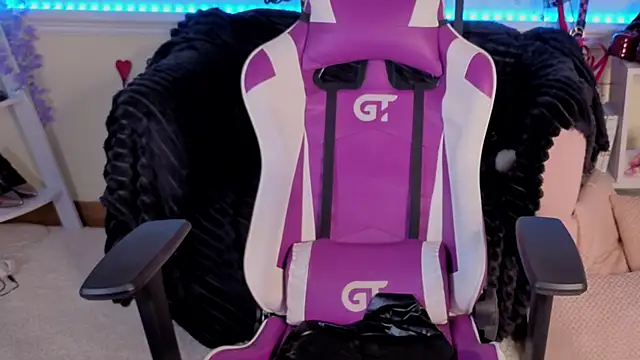 EvaTyrell online show from 10/17/25, 01:57