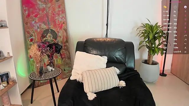 Snapshot of ninaa_sky chatting on 10/06/25, 02:35 ninaa sky online show from 10/06/25, 02:35
