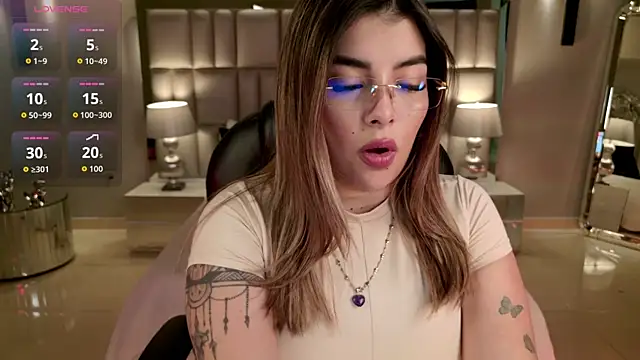 Snapshot of LisaMonroe_ chatting on 12/20/25, 08:33 LisaMonroe online show from 12/20/25, 08:33