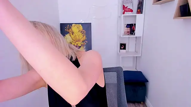 Snapshot of FloweryLove_1 chatting on 03/11/25, 07:25 FloweryLove 1 online show from 03/11/25, 07:25