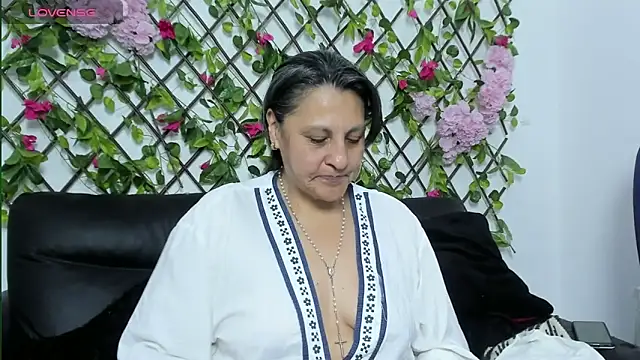 Snapshot of merlyna_goldens chatting on 10/20/25, 11:38 merlyna goldens online show from 10/20/25, 11:38