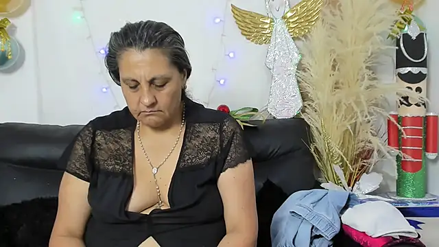 Snapshot of merlyna_goldens chatting on 12/15/25, 11:20 merlyna goldens online show from 12/15/25, 11:20