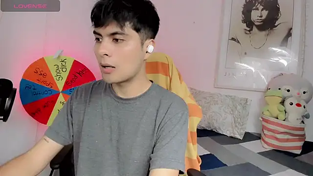 Snapshot of lucas_cute chatting on 01/03/25, 12:33 lucas cute online show from 01/03/25, 12:33