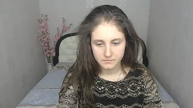 Snapshot of Holliy_Cooper chatting on 03/05/25, 12:44 Holliy Cooper online show from 03/05/25, 12:44