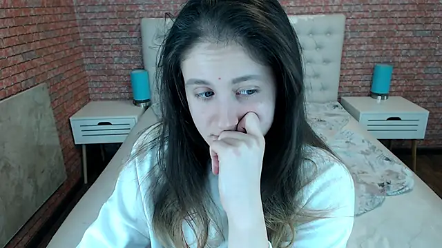 Holliy Cooper online show from 11/28/25, 08:47