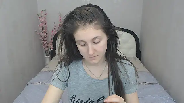 Snapshot of Holliy_Cooper chatting on 03/06/25, 12:52 Holliy Cooper online show from 03/06/25, 12:52