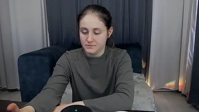 Holliy Cooper online show from 04/24/26, 07:43