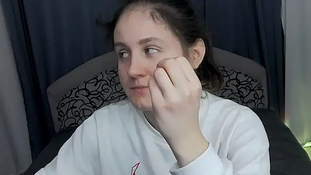 Holliy Cooper online show from 12/15/25, 09:04