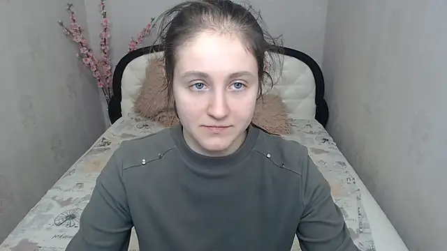 Holliy Cooper online show from 04/23/26, 08:10