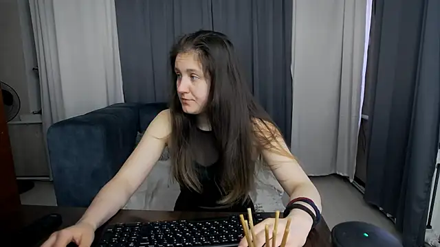 Holliy Cooper online show from 06/02/26, 08:03