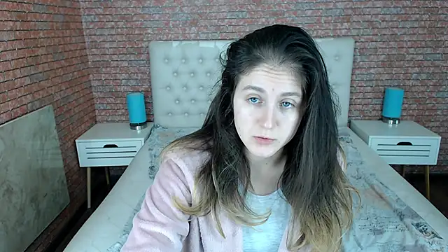 Holliy Cooper online show from 11/25/25, 09:20