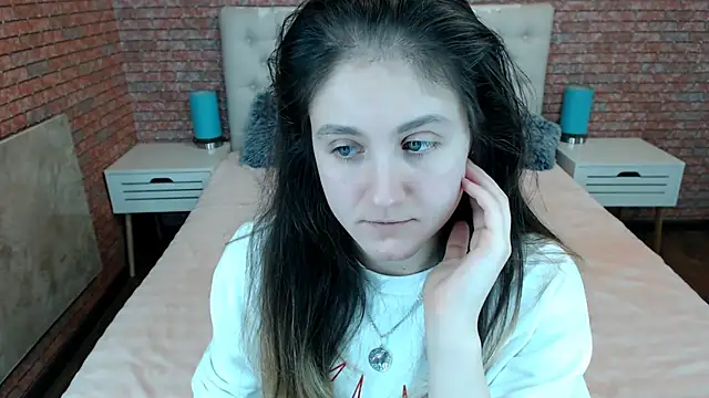 Holliy Cooper online show from 11/18/25, 10:07