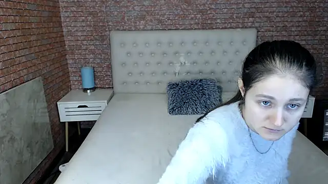 Snapshot of Holliy_Cooper chatting on 02/18/25, 01:33 Holliy Cooper online show from 02/18/25, 01:33